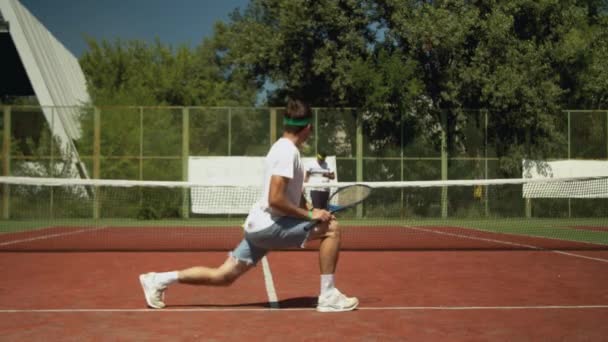 Tennisspelare värmer upp före matchen på banan — Stockvideo
