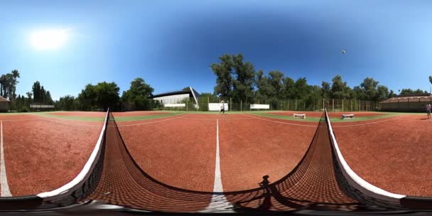 Uomini lontani che giocano a tennis in campo insieme — Video Stock