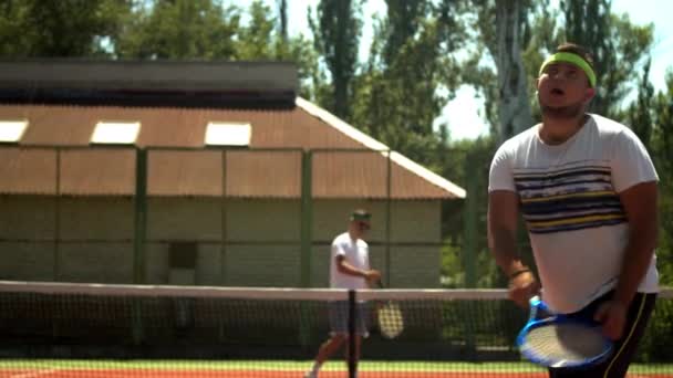 Pump idrottsman jonglering tennisboll på racket — Stockvideo