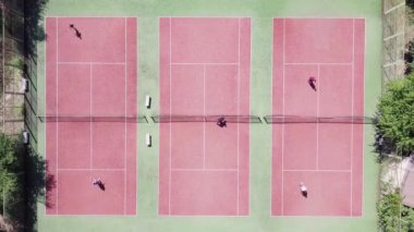 Yazın sahada oynanan maçta tenis oyuncuları