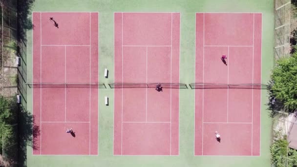 Tennisspelare under matchen på banan på sommaren — Stockvideo