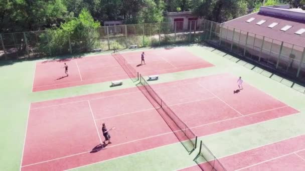 Ludzie grający w tenisa na korcie latem — Wideo stockowe