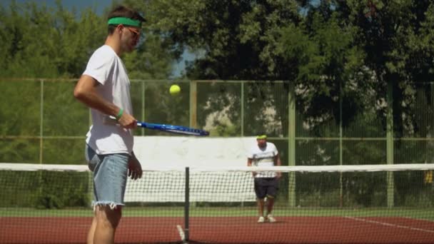 Deportista malabarista pelota de tenis en raqueta — Vídeo de stock