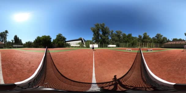 Avlägsna män som spelar tennis på planen tillsammans — Stockvideo