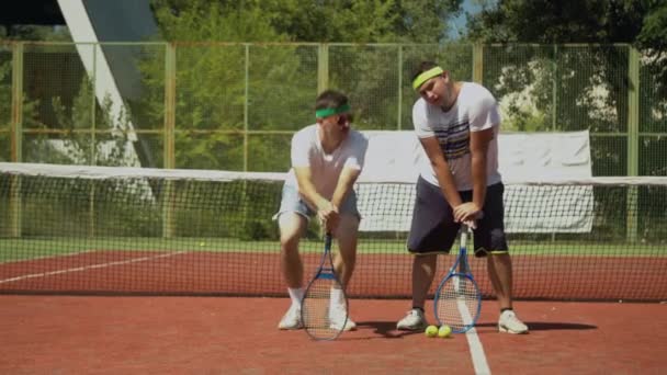 Tennis players posing near net on court — Stock Video