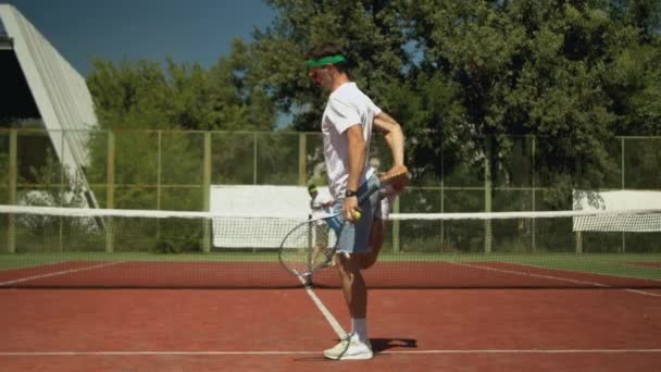 Jugador de tenis calentándose antes del partido en la cancha — Vídeo de stock