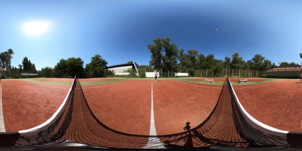 Dalecy mężczyźni grający razem w tenisa na korcie — Wideo stockowe