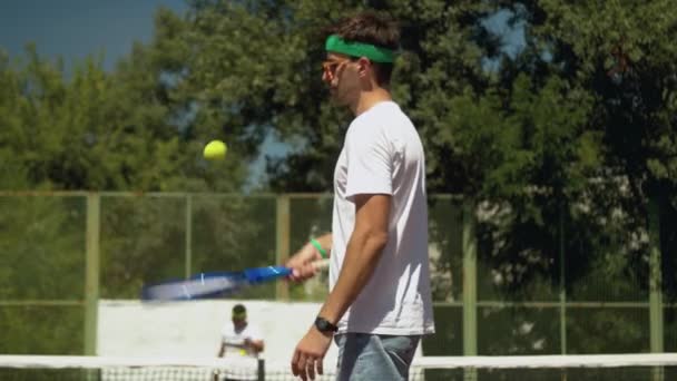 Sportowiec żongluje piłką tenisową na rakiecie — Wideo stockowe