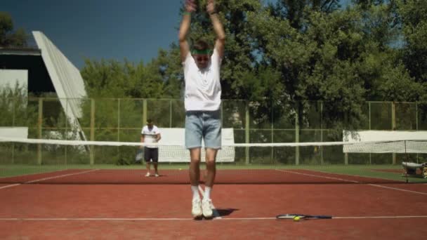Jugador de tenis calentándose antes del partido en la cancha — Vídeos de Stock