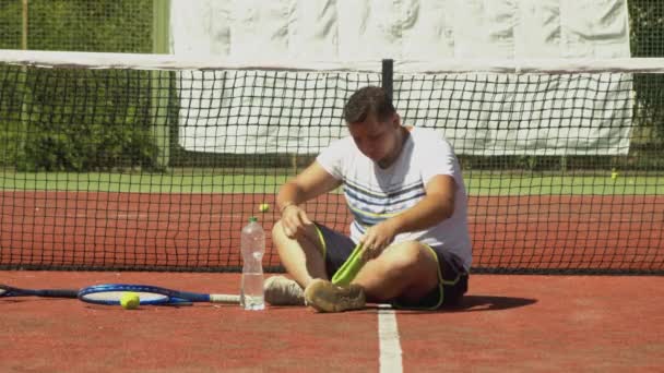 Jugador de tenis regordete beber agua durante el descanso — Vídeo de stock