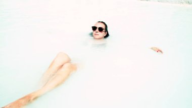 Doğada beyaz suda dinlenen kadın