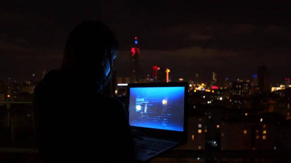 Mulher usando laptop no terraço à noite — Fotografia de Stock
