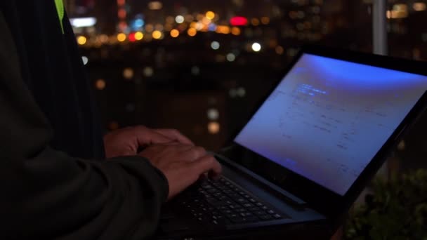 Unbekannter Hacker arbeitet nachts an Laptop — Stockvideo