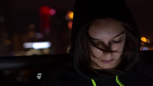 Młoda kobieta odpoczywająca na balkonie w nocy — Wideo stockowe