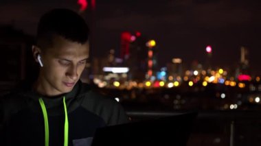 Geceleri kapüşonlu adam hackleme sitesi.