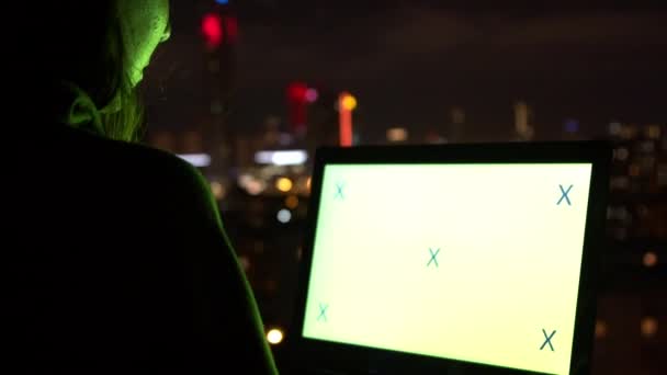Geceleri terasta dizüstü bilgisayar kullanan bir kadın. — Stok video
