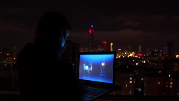 Mulher usando laptop no terraço à noite — Vídeo de Stock