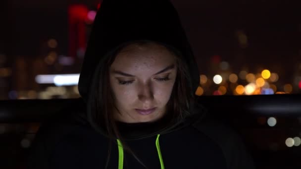 Jovem mulher descansando na varanda à noite — Vídeo de Stock