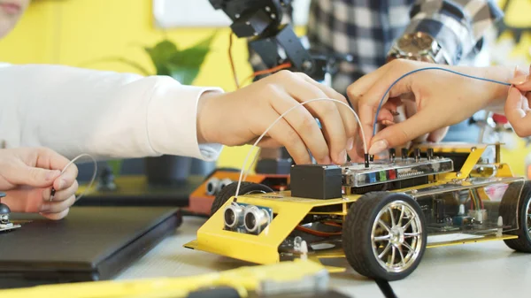 Sınıfta modern robotla oynayan genç çiftçi.