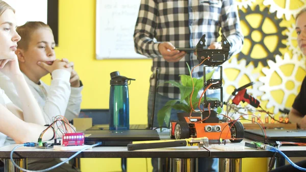 Tanımlanamayan öğrenciler robotik dersinde araba monte ediyorlar