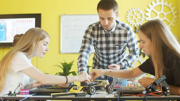 Unerkannter Schüler baut Auto im Robotikunterricht zusammen lizenzfreie Stockbilder