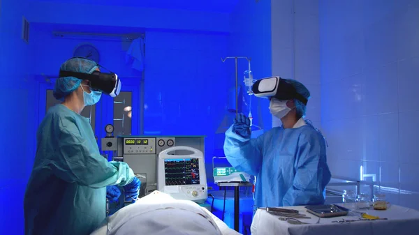 Ärzte mit VR-Brille operieren im Krankenhaus — Stockfoto