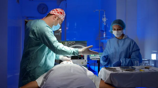 Хірург робить операцію в операційній кімнаті в лікарні — стокове фото