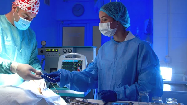 Chirurg operiert im Operationssaal im Krankenhaus — Stockfoto