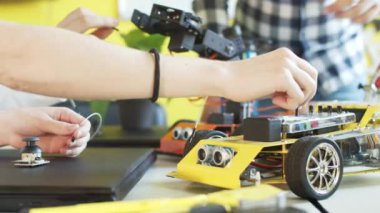 Tanımlanamayan öğrenciler robotik dersinde araba monte ediyorlar