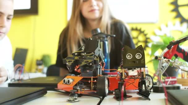 Περίεργοι χαμογελαστοί μαθητές στη σύγχρονη ρομποτική τάξη — Αρχείο Βίντεο