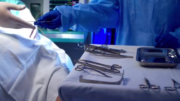 Pielęgniarka zapewniająca chirurgowi narzędzia podczas operacji — Wideo stockowe