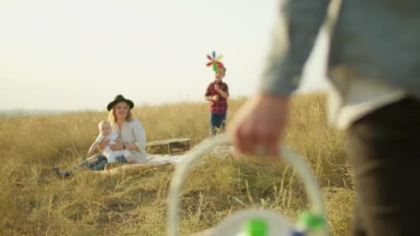 Famille pique-nique dans un champ à la campagne — Video