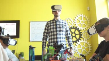 VR gözlüklü erkek öğretmen ve öğrenciler derste