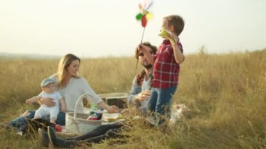 Aile kırsalda piknik yapıyor.