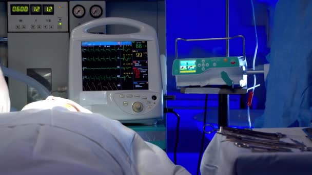 Pielęgniarka stosująca znieczulenie u pacjenta przed operacją — Wideo stockowe