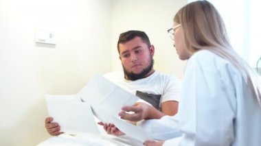 Klinikteki hastaya röntgen taraması gösteriyor.