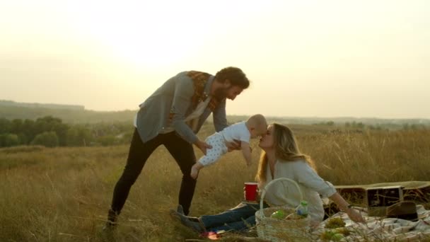Boldog család szórakozás az esti piknik — Stock videók