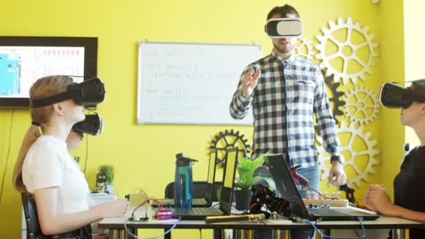 VR szemüveget használó diákok és tanárok az osztályteremben — Stock videók