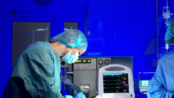 Хирург делает операцию в операционной в больнице — стоковое видео
