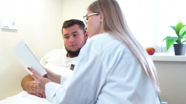 Zahnarzt zeigt Patientin in Klinik Röntgenbilder — Stockvideo