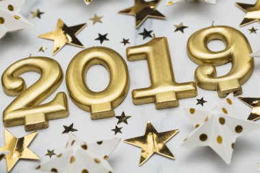 Mutlu yeni yıl 2019 mermer bir zemin üzerine altın yıldız ile