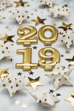 Mutlu yeni yıl 2019 mermer bir zemin üzerine altın yıldız ile