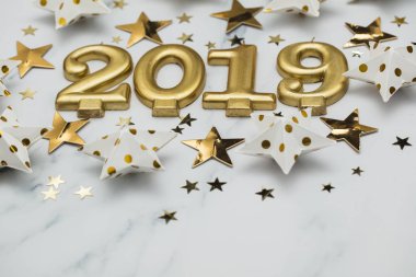 Mutlu yeni yıl 2019 mermer bir zemin üzerine altın yıldız ile