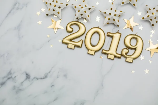 Frohes neues Jahr 2019 mit goldenen Sternen auf Marmorhintergrund — Stockfoto