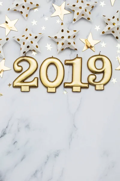 Frohes neues Jahr 2019 mit goldenen Sternen auf Marmorhintergrund — Stockfoto