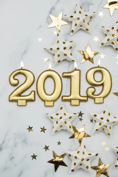 Frohes neues Jahr 2019 mit goldenen Sternen auf Marmorhintergrund — Stockfoto