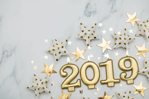 Frohes neues Jahr 2019 mit goldenen Sternen auf Marmorhintergrund — Stockfoto