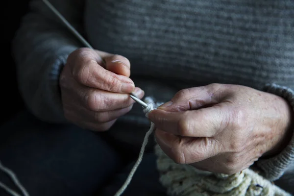 Gros Plan Une Femme Âgée Mains Tricoter Pull — Photo