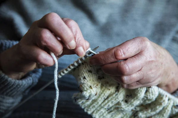 Bir jumper örgü büyük bir kadın el yakın çekim
