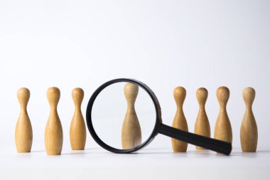 İşe Alım kavramı. Büyüteç Camı ahşap insanlarla. Yetenek, iş, fırsat kavramı